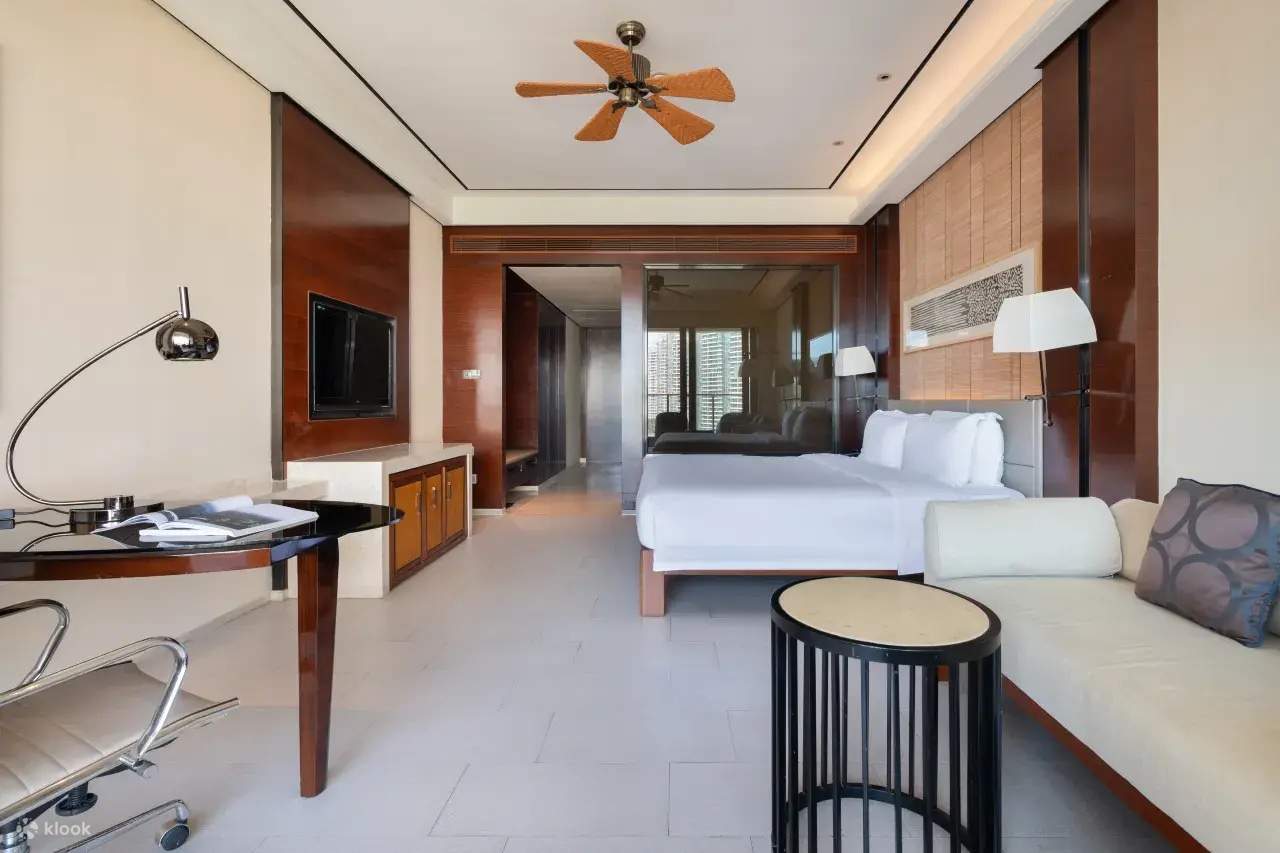 Paket Menginap di Crowne Plaza Sanya City Center